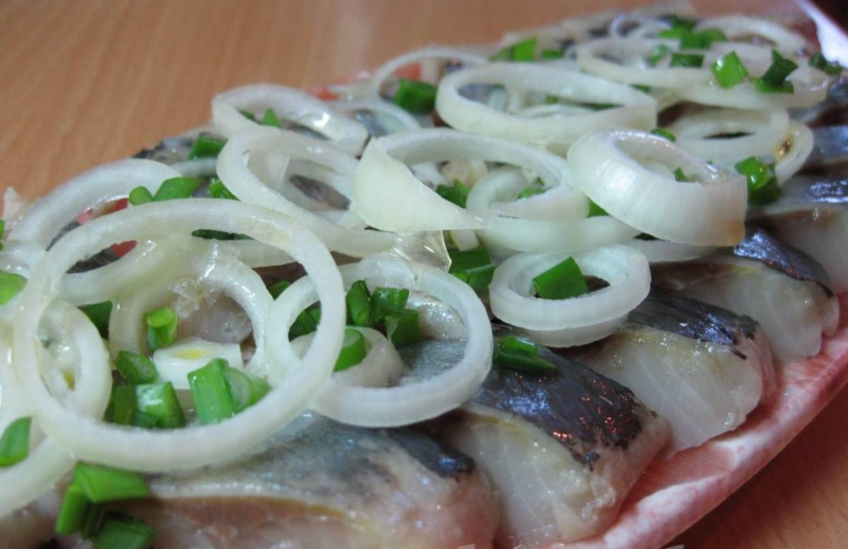 Как сделать солёную селёдку с уксусом и луком Как сделать солёную селёдку с уксусом и луком