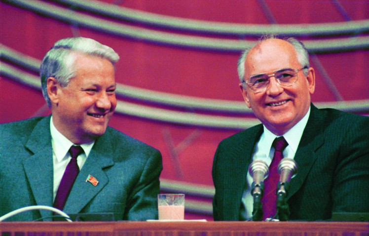 MOSCOW, USSR. Soviet leader, General Secretary of the Communist Party of the Soviet Union, Mikhail Gorbachev (R), and RSFSR Supreme Soviet chairman Boris Yeltsin chair conference for RSFSR division of the CPSU at the Congress Palace in Moscow's Kremlin in 1990. (TASS file image / Vladimir Zavyalov) –ú–æ—Å–∫–≤–∞. –í –ö—Ä–µ–º–ª–µ–≤—Å–∫–æ–º –î–≤–æ—Ä—Ü–µ —Å—ä–µ–∑–¥–æ–≤ –æ—Ç–∫—Ä—ã–ª–∞—Å—å –†–æ—Å—Å–∏–π—Å–∫–∞—è –ø–∞—Ä—Ç–∏–π–Ω–∞—è –∫–æ–Ω—Ñ–µ—Ä–µ–Ω—Ü–∏—è. –ù–∞ —Å–Ω–∏–º–∫–µ: –ú.–°.–ì–æ—Ä–±–∞—á–µ–≤ –∏ –ë.–ù.–ï–ª—å—Ü–∏–Ω –≤ –ø—Ä–µ–∑–∏–¥–∏—É–º–µ –ø–∞—Ä—Ç–∫–æ–Ω—Ñ–µ—Ä–µ–Ω—Ü–∏–∏. –§–æ—Ç–æ –í–ª–∞–¥–∏–º–∏—Ä–∞ –ó–∞–≤—å—è–ª–æ–≤–∞ /–§–æ—Ç–æ—Ö—Ä–æ–Ω–∏–∫–∞ –¢–ê–°–°/.