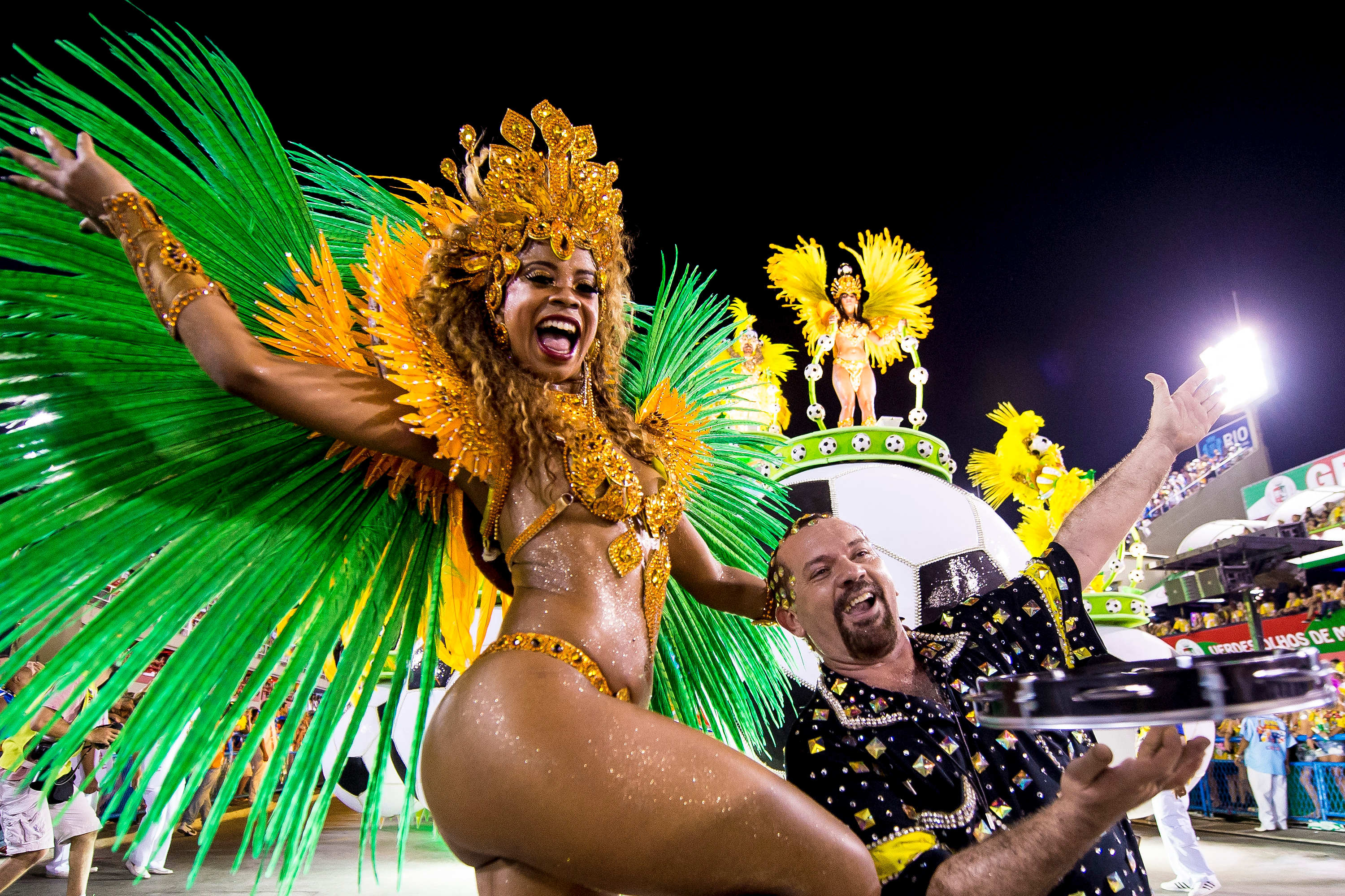 Rio rio brazilian. Карнавал в Рио-де-Жанейро 2018. Карнавал Рио де Жанейро костюмы топлес. Карнавал в Рио-де-Жанейро Рио-де-Жанейро Бразилия. Рио де Жанейро карнавал женщины.